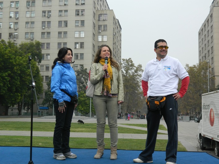 Directora Nacional del Senadis hablando ante los asistentes a la cicletada de Fundalurp.