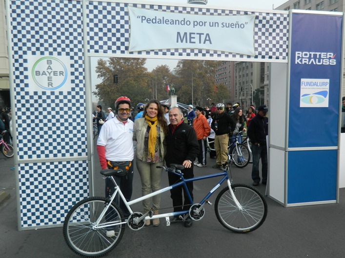 Directora Nacional del Senadis junto a los organizadores de la cicletada.