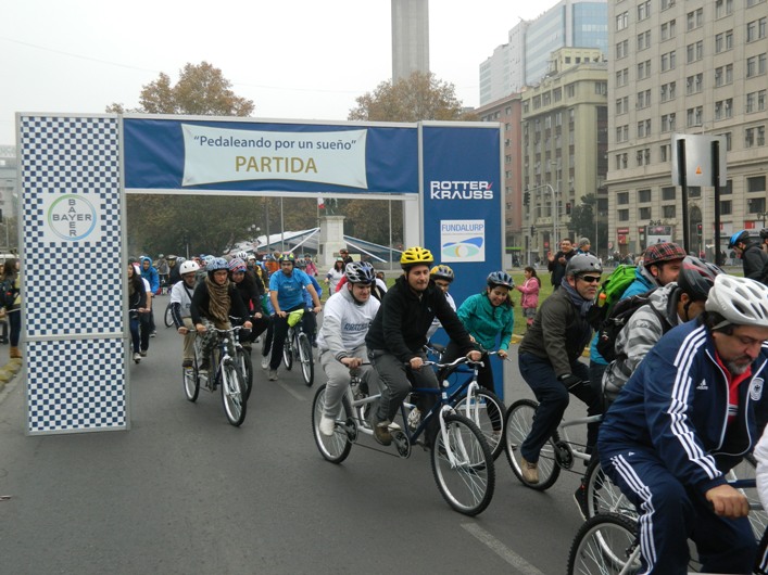 Ciclistas atravesando la línea de partida.