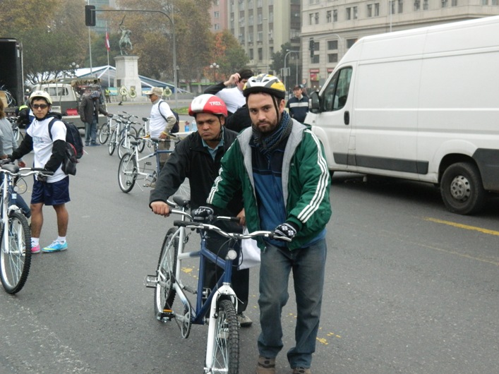 Participantes probando las bicicletas Tándem.