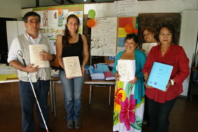 Directora Nacional junto a la Directora de Bibioteca Municipal de Isla de Pascua y representantes de las agrupaciones de personas con discapacidad