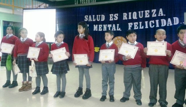 Alumnos que participaron en el proyecto reciben sus diplomas