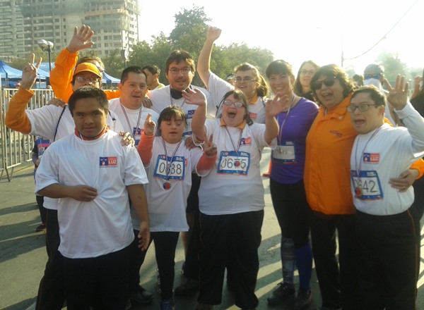 Ministro Barraza y Subdirectora del Senadis junto a participantes de Blind Running.