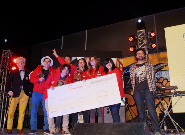 Integrantes del proyecto Rehapp al momento de recibir el premio de 10 millones de pesos para implementar su iniciativa.