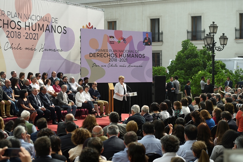 Entrega del Plan Nacional de Derechos Humanos a la Presidenta Michelle Bachelet. Gentileza: Presidencia