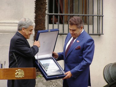 Don Francisco recibe Medalla de Plata del Bicentenario de manos del Presidente Piñera