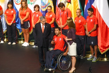 Presidente de la República, Sebastián Piñera junto al destacado tenista en silla de ruedas, Robinson Méndez. Fotografía Gentileza del Instituto Nacional de Deportes Max Montecinos.
