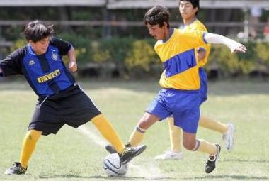Jóvenes jugando un partido de fútbol.
