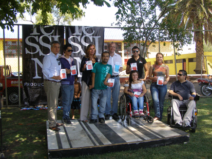 Autoridades y personas con discapacidad muestran el folleto informativo durante el lanzamiento de la Campaña.