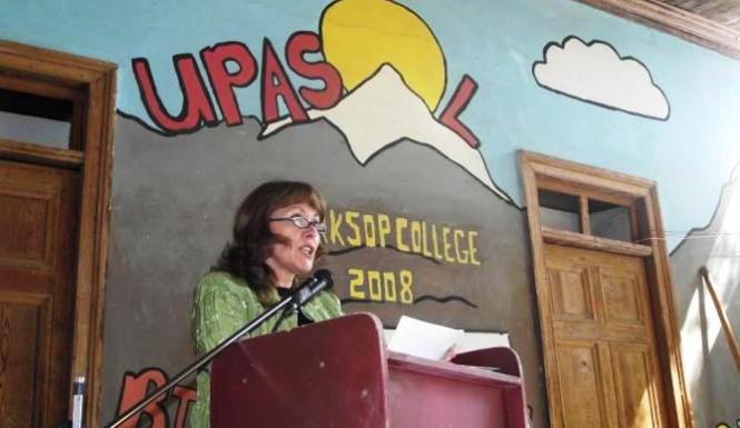 La Directora Regional del Senadis entregando su discurso en la celebración de aniversario realizada en Upasol.