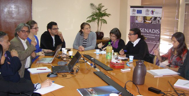 Directora Nacional del Senadis junto a profesionales d ela educación.