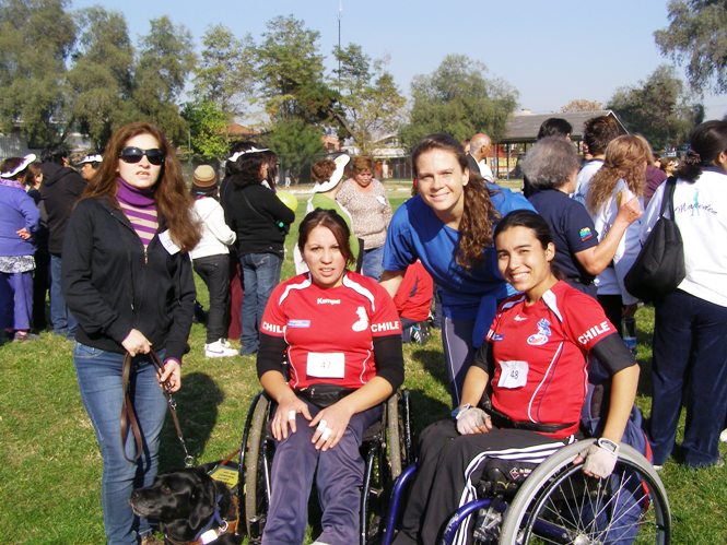La Directora Nacional de SENADIS junto a personas con discapacidad que participaron en la caminata.