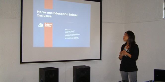 La profesional del departamento de Educación del Senadis, Mónica Apablaza realizando su presentación.