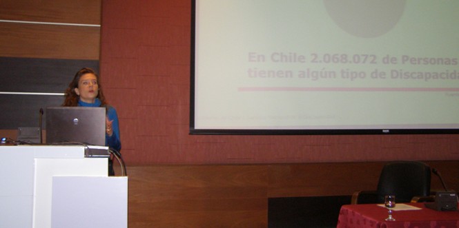 Directora Nacional del Senadis, María Ximena Rivas  realizando su exposición.