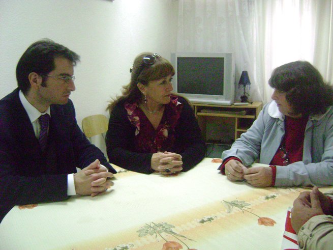 La Directora Regional junto a los representantes del Hogar Gabriela Mistral.
