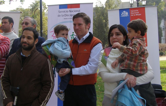 Ignacio Prat, Jefe del Área de Trabajo, junto a familia que asistió en representación del Senadis.