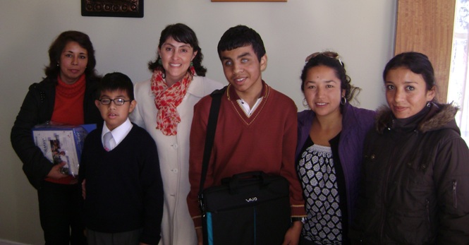 Directora Regional del Senadis Atacama junto a los estudiantes con discapacidad visual y sus familias.