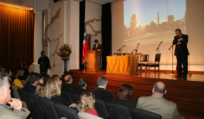 El intérprete en Lengua de Señas, Alejandro Ibacache, durante la ceremonia de celebración del Día del Patrimonio Cultural.