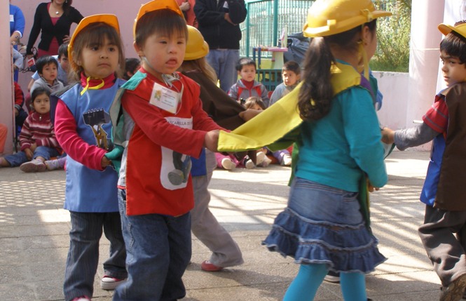 Niño con Síndrome de Down en presentación artística en su jardín infantil en Antofagasta