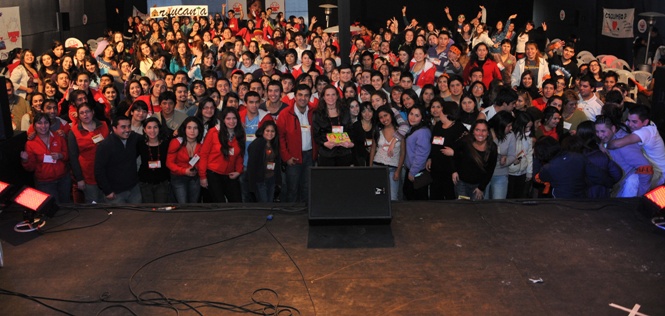 Directora Nacional del Senadis junto a cientos de voluntarios de Teletón. Fotografia: Fundación Teletón
