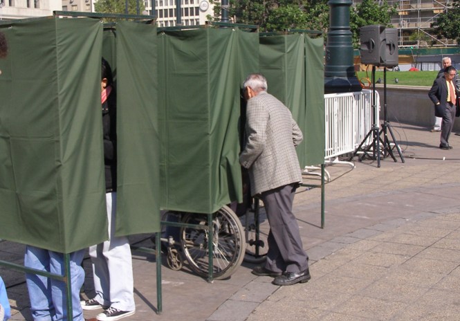 Persona en silla de ruedas haciendo uso del Voto Asistido