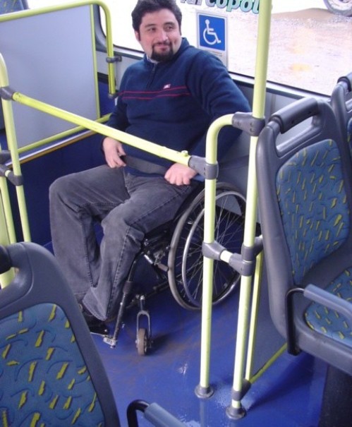 Joven en silla de ruedas en espacio para personas con discapacidad en locomoción colectiva