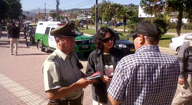 Directora Regional de Senadis junto a Carabineros entrega material informativo