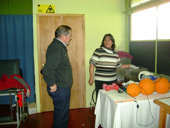 Julio Bascur recorre el Centro de Rehabilitación de Aysén. 
