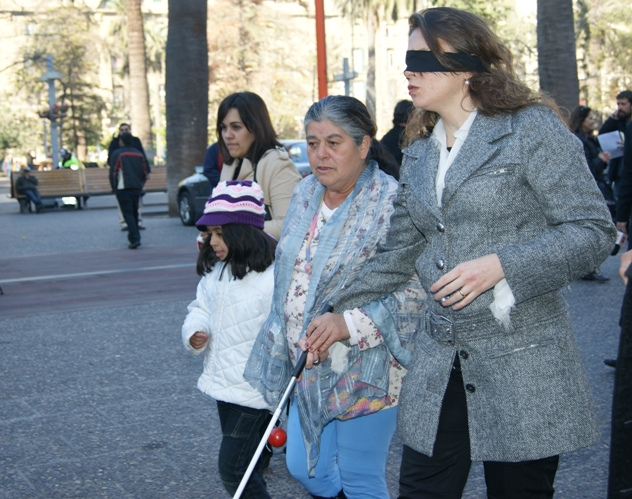 Directora Nacional del SENADIS, participó junto a personas ciegas de una demostración para conocer los obstáculo de la ciudad.