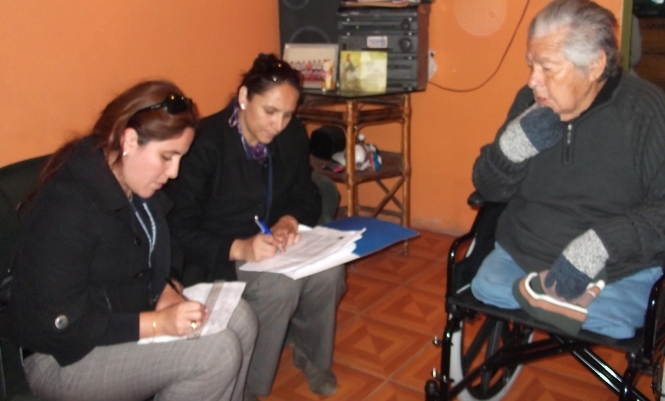 Las funcionarias de la Dirección Regional, Yasna Salvo y Jocelyn Franco junto a una de las personas del programa Vínculos a quine aplicaron la encuesta.