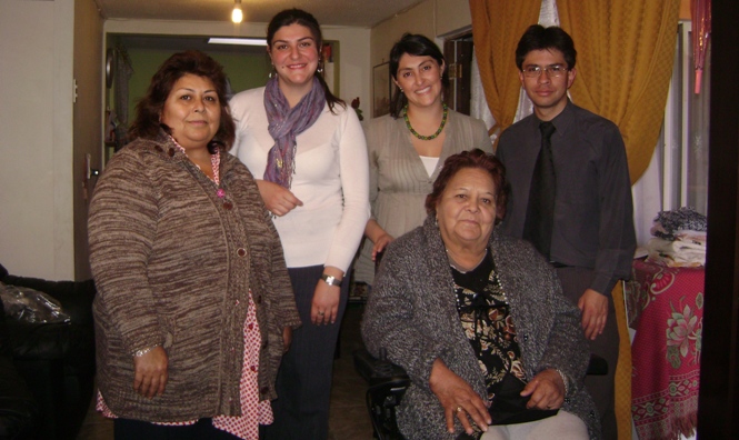 Directora Regional de Atacama junto a la persona beneficiada con una silla de ruedas.