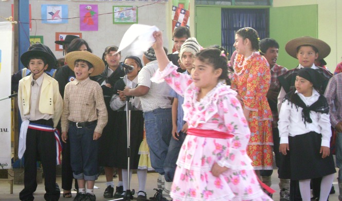 Niños y niñas de la Escuela de Educación Diferencial María Luz Lanza Pizarro en celebración de las Fiestas Patrias