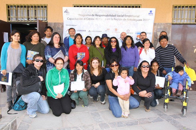 Profesional del Senadis junto a las personas que se capacitaron en San Pedro de Atacama.