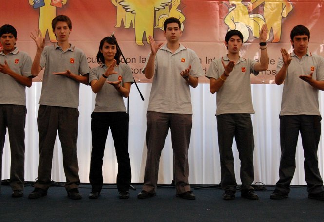 Jóvenes con discapacidad auditiva interpretando una canción en Lengua de Señas