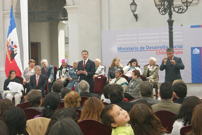 Ministro  Joaquín Lavín, asiste a la moneda para celebrar la promulgación de su nuevo Ministerio de Desarrollo Social