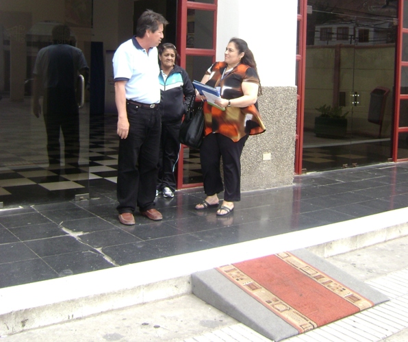 Mario Gallardo, encargado del Teatro Municipal, junto a Gloria Migueles de la Dirección Rgional del Senadis aplicando la encuesta