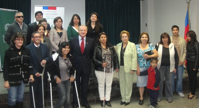 Director Regional del Senadis junto a representantes de organizaciones de y para personas con discapacidad.