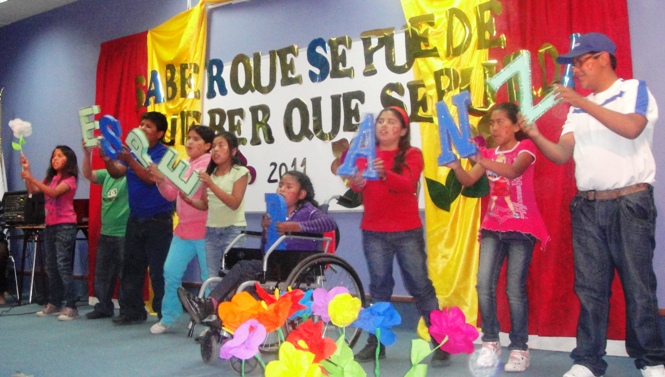 Los niños y niñas de las Escuelas E-26 de San Pedro de Atacama y E-21 de Toconao en su presentación artística.