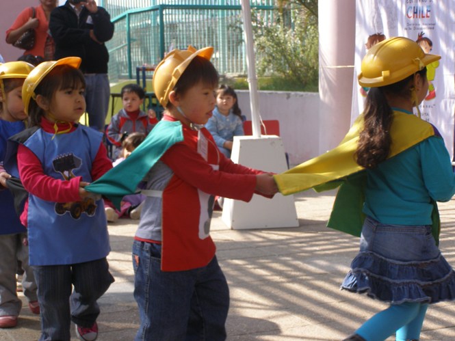 Niño que presneta síndrome de Down junto a sus compañeros del jardín infantil de Antofagasta