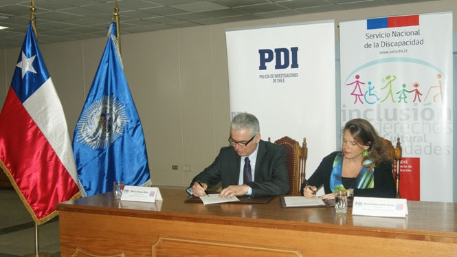 Directora Nacional del Senadis y Director General de Investigaciones de Chile, firman convenio de coperación.