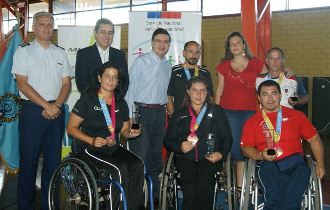 Ministro Lavin, Directora del Senadis, Coronel de la Fach y Gerente de Mutual junto a los medallistas Parapanamericanos de Guadalajara