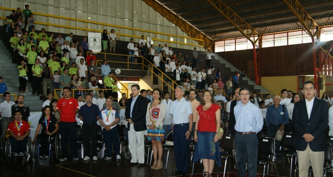Autoridades de gobierno junto a deportistas y asistentes durante la ceremonia de apertura del Encuentro Deportivo.