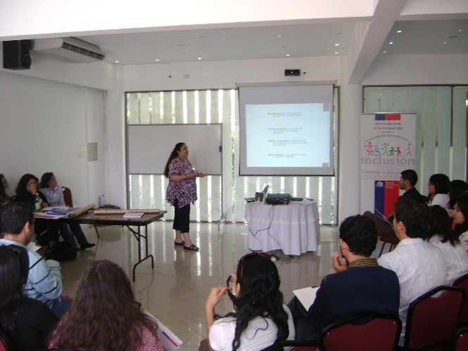 La profesional Gloria Migueles realizando el taller de discapacidad a profesionales del Programa Vínculos y Abriendo Caminos