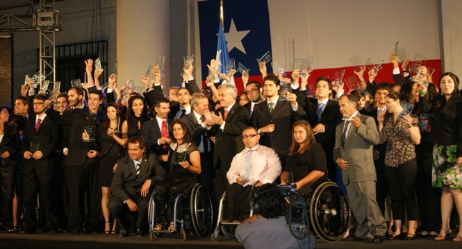 El Presidente de la República junto a todos los deportistas reconocidos durante la Gala del Deporte en La Moneda.