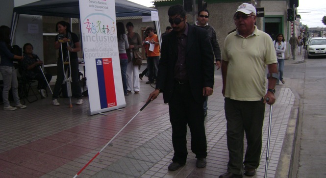 Personas sin discapacidad participando en la actividad Por 5 Minutos… Ponte en Mi Lugar