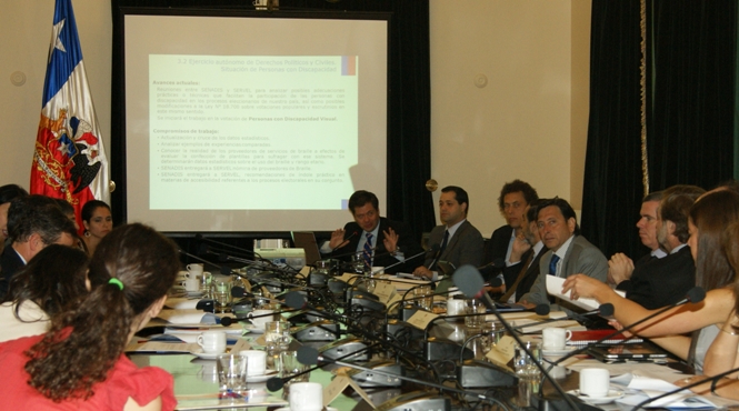 Director Nacional del Senadis, Oscar Mellado, durante la exposición en la sesión del Comité de Ministros.