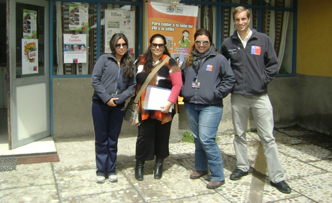 Director Regional del Senadis junto a profesionales del equipo de rehabilitación