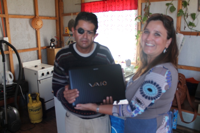 La Directora Regional del Senadis junto a Carlos Díaz, quien está recibiendo su notebook