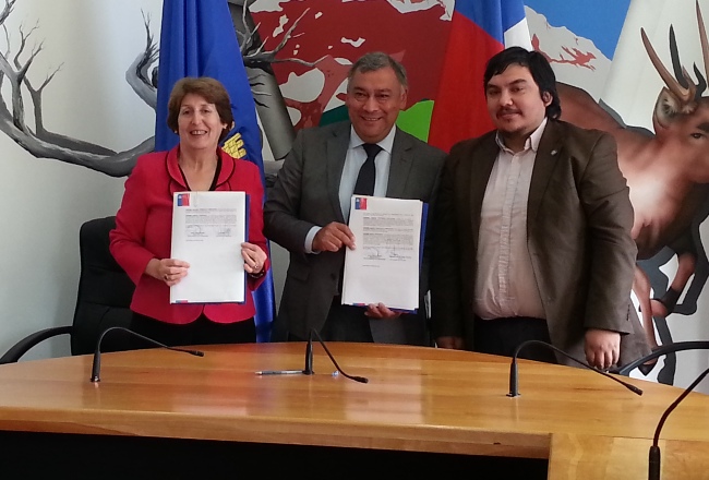 Directora Regional de SENADIS Aysén junto a Alcalde de Coyhaique y coordinador de Universidad de Magallanes. 