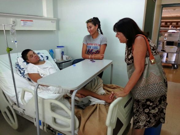 Directora Regional del Senadis, Lilian Rojas visitó a joven herido en asalto en Hospital Regional.